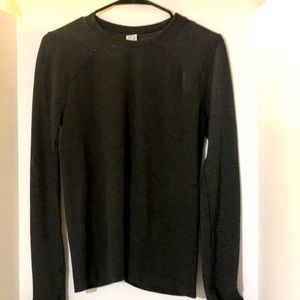 Fabletics top long sleeve size M stretch compression top 3/4 sleeves gray